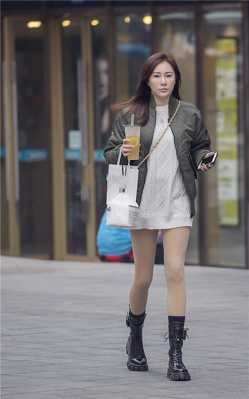 今春火了一种穿法叫“毛衣裙＋马丁靴”，洋气显瘦，优雅女人最爱