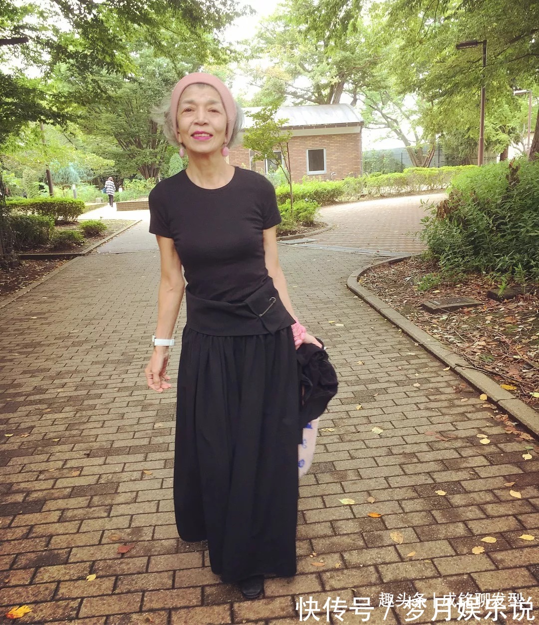 银发 老人穿衣不要太拘束,这位日本银发奶奶太会打扮,穿搭不输年轻人