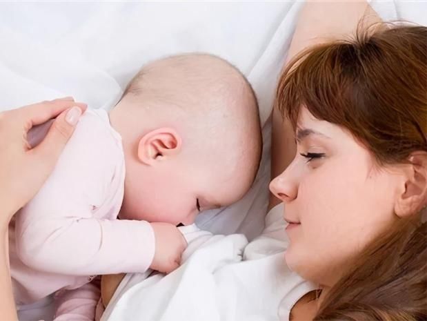 空气|晚上喂奶的时候,看着熟睡的孩子,妈妈还需不需要给宝宝拍嗝呢?