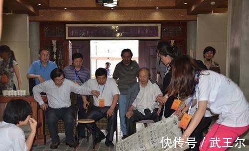 中书协#中书协主席毛国典书法引争议,结字奇险清朗,网友却说:华而不实