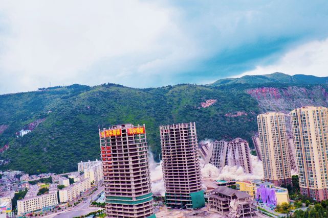 场面|云南昆明十五栋烂尾楼成功爆破 现场尘土飞扬场面壮观