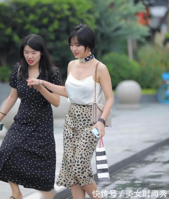 高跟鞋 白冰丝吊带搭配豹纹长裙,脖子上独特的“项圈”,霸气御姐惹不起!