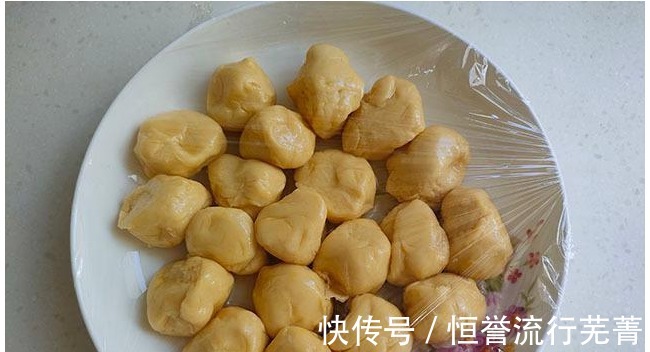 面粉里打入鸡蛋,泡一泡拉一拉,煮好加料拌一拌,三伏天吃真开胃!