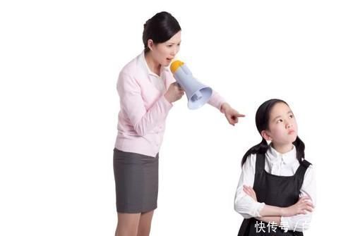 失控|“妈妈,我起不来了”,8岁女孩因不写作业被打,失控父母太可怕