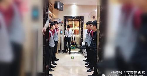 夕颜|二胎生了个弟弟,9个20岁的哥哥就把他宠成这样子,看后不谁笑