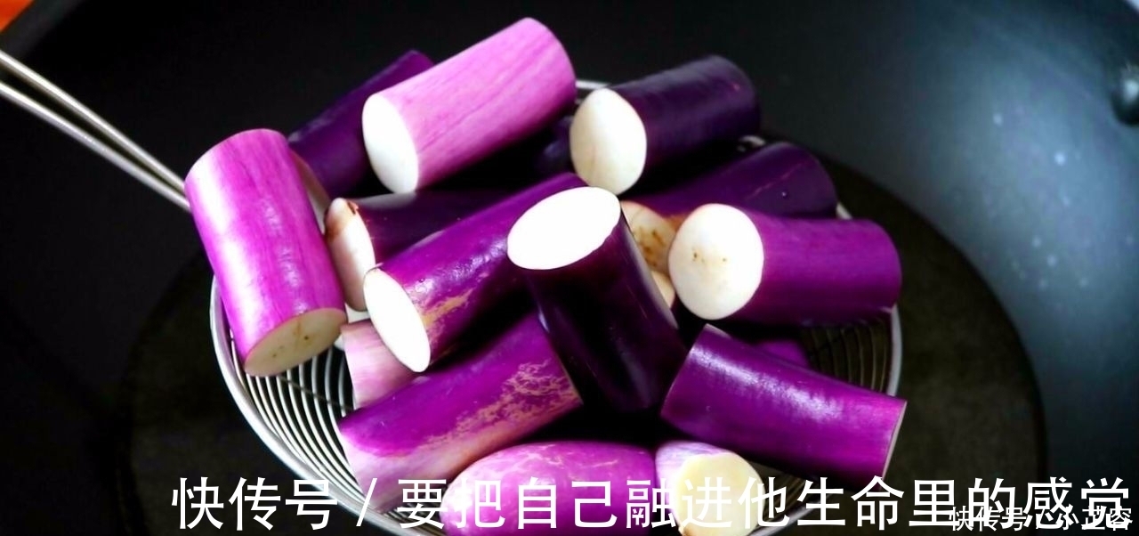 茄子|茄子别再炒着吃了,教你一种新做法,比大鱼大肉香,做三根不够吃