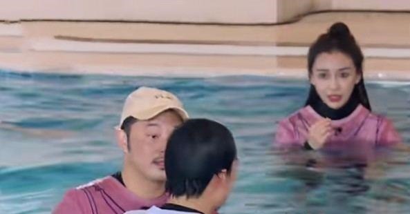 跳水機(jī)|楊穎接受懲罰落入水中,抬起頭時(shí)鼻子突然“變形”伸手救場(chǎng)都晚了