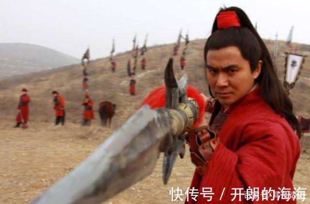 水浒传|此好汉与林冲不分胜负，猪队友前来帮忙，他立马弱化被林冲杀死