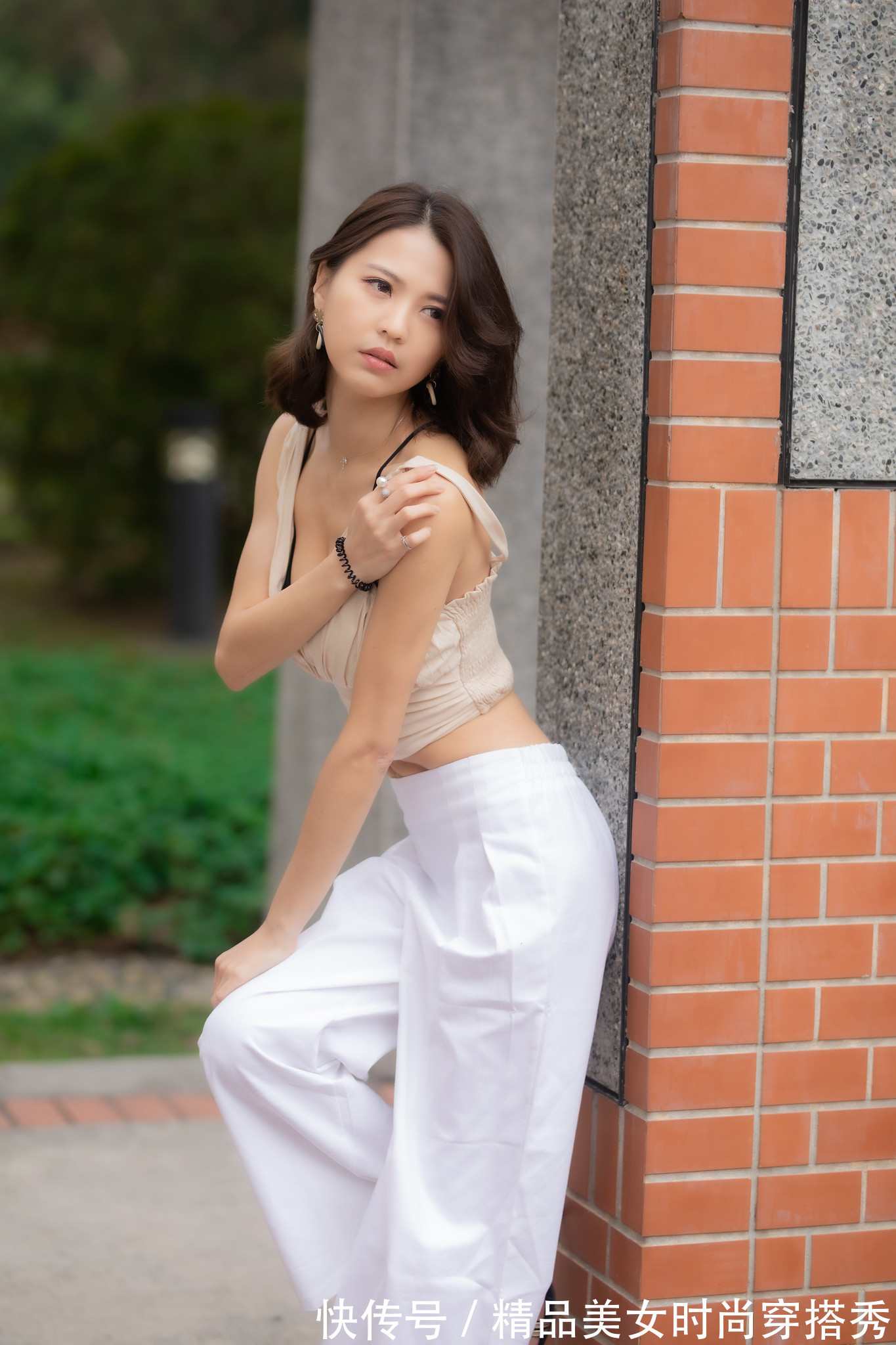 背心|时尚有女人魅力的小背心搭配阔腿裤，显得风韵十足，很有女人魅力