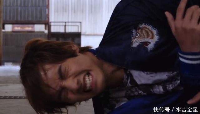 闭眼|《假面骑士》同样是被打倒,为何有的骑士闭眼张口,有的人却成了灰!