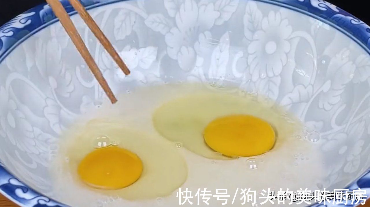 发糕这样做，不用揉面，一搅一蒸就出锅，松软香甜，比面包还好吃