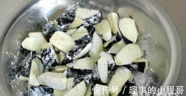 大葱|一个茄子加一个土豆，也可以做出美味下饭菜，食材不够，方法来凑
