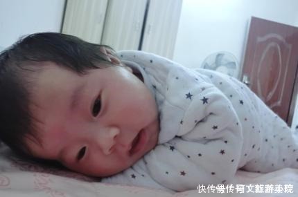 家长|宝宝睡觉喜欢“满床打滚儿”家长弄懂这些原因,让娃睡得更安稳