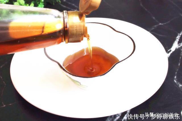 买香油时,只需要将香油瓶子摇晃一下,真假香油一看便知,别乱买