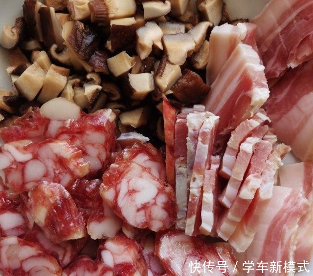 咸肉香肠焖饭,焖五分钟,香气扑鼻啊!