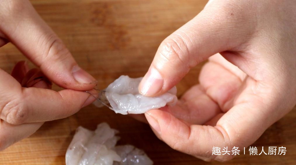 虾片别再买着吃了，自己在家用虾仁做，无添加剂，保存几个月不坏