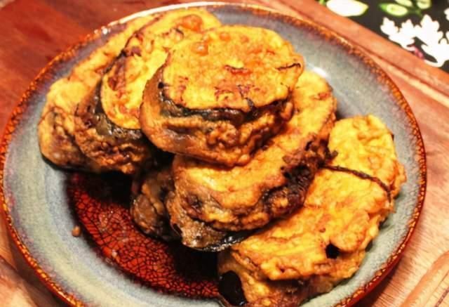 炸茄盒调面糊时,别只会放水,教你正确做法,外酥里嫩不脱糊