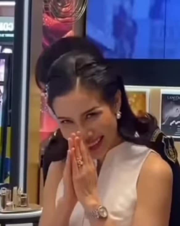 俏丽|诗尼娜贵妃又换新造型,俏丽可爱,却像民国时期的姨太太