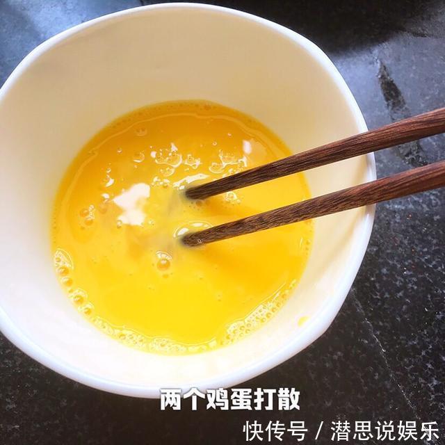 倒入|不用下手和面,一搅一煎就完成,蓬松软绵,美味可口