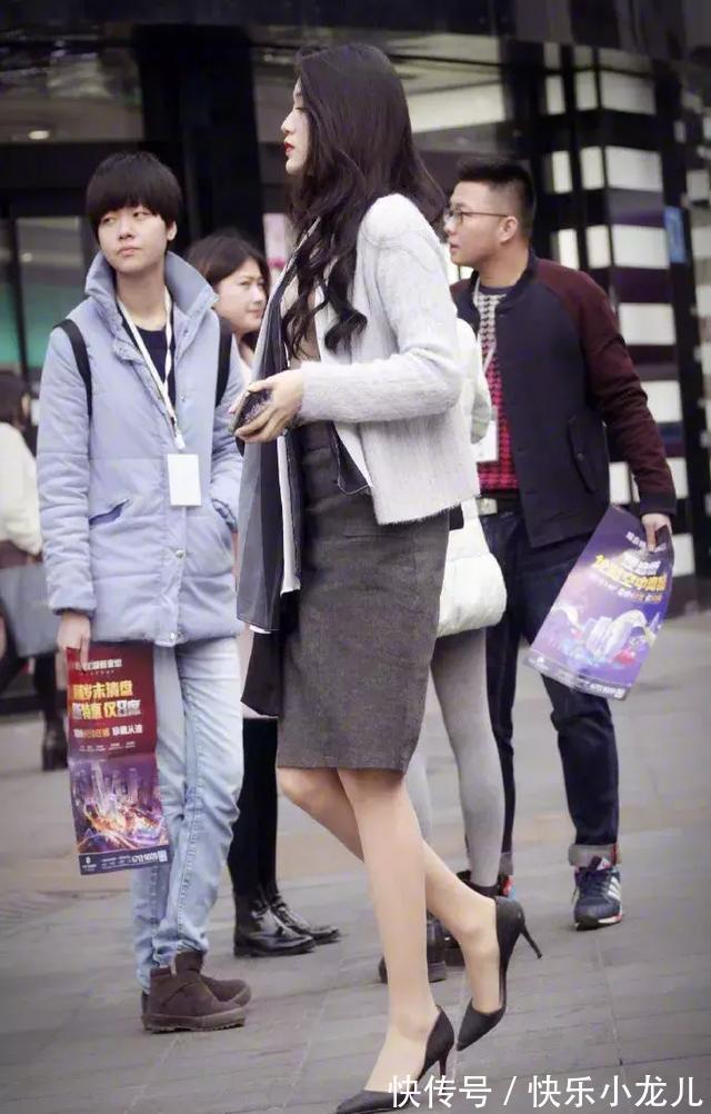 高跟鞋 蕾丝钩花设计,一双肉色的丝袜,穿搭在身上显得更加的高贵