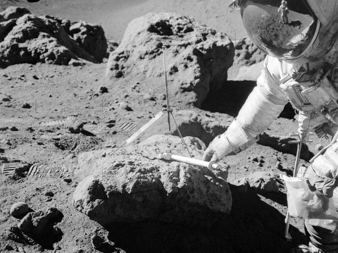 星星 美国国旗“迎风招展”,我国为何不一样恰好证实了美国登月真假