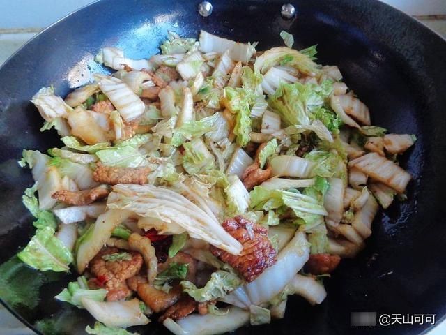 看我家下雨天午餐吃的啥?白菜粉条炖肉,好吃又暖和