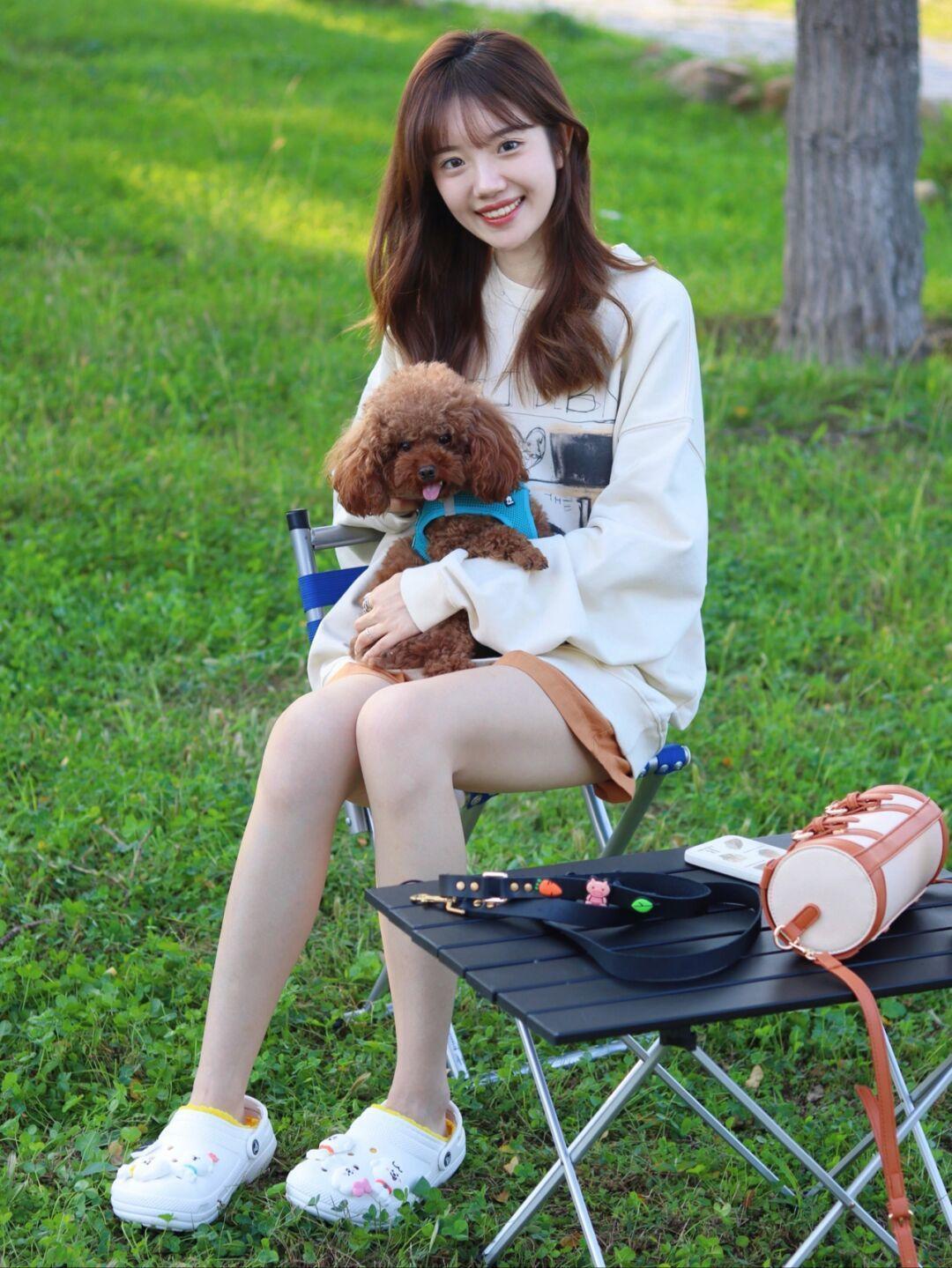 美眉|谁说穿卫衣普通?get这些时髦精必备小技巧,秋季出街告别路人感