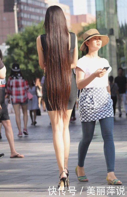 美女街拍：路人时尚街拍，时下流行的穿搭，让你更具性感时尚女神魅力