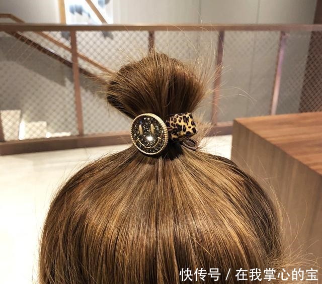 建议女士们出门,别披头散发!一定要扎个头发,不仅减龄更加干练!