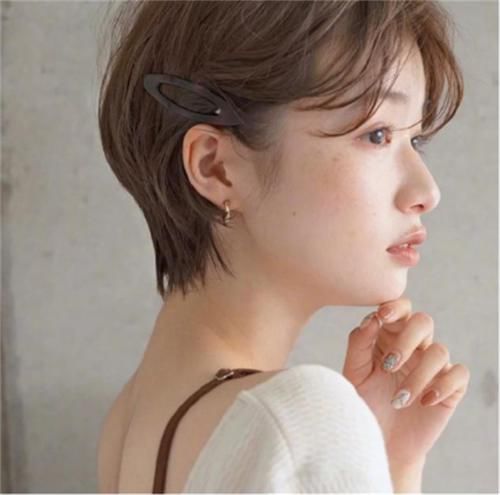短发比长发更容易彰显自己的风格，清爽利落，简约又不失高级