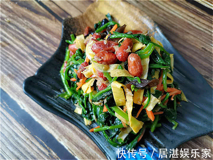 入味|做凉拌菠菜时，直接焯水是大错！多加这1步，菠菜更翠绿，更入味