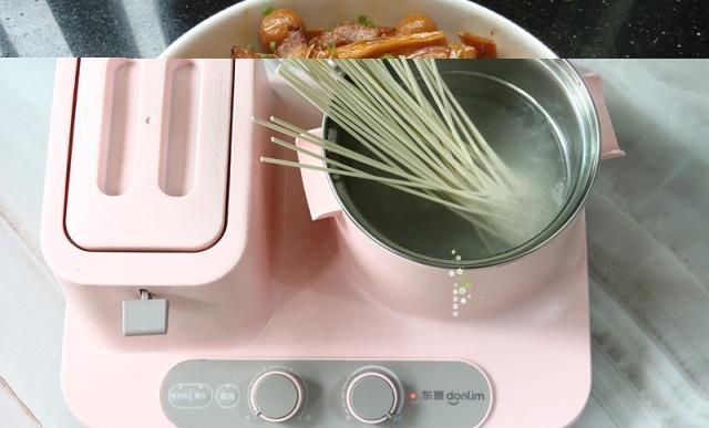 豌豆苗|面条煮一煮,煎一煎,香喷喷,我家孩子很爱吃,一次做一份不够吃