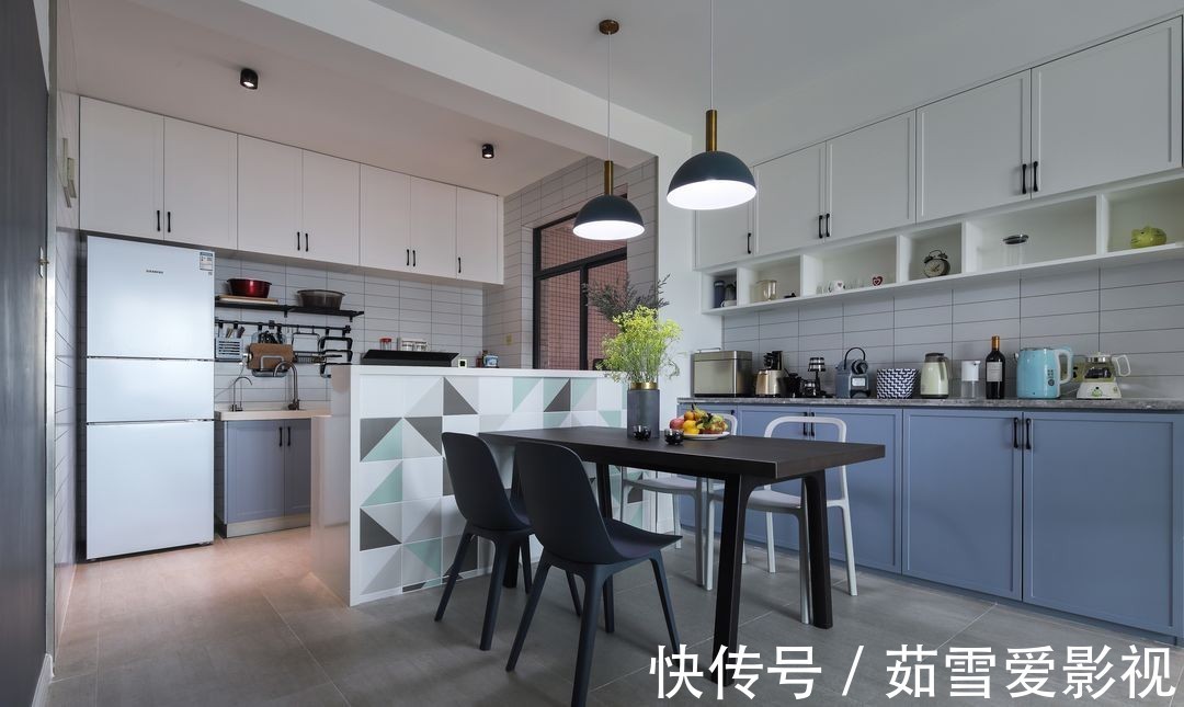 沙发|窗台空间就浪费了?看看这位女士的家,窗台不仅是沙发还能储物