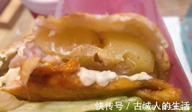 片皮鸭|小伙吃中国汉堡,现做面皮撒满芝麻韧又香,十多元一套量多还便宜