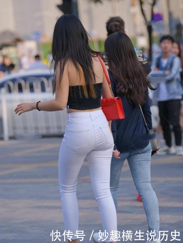 趣味|简单设计黑色平肩小款上衣，配上经典白色长裤，充满时尚趣味