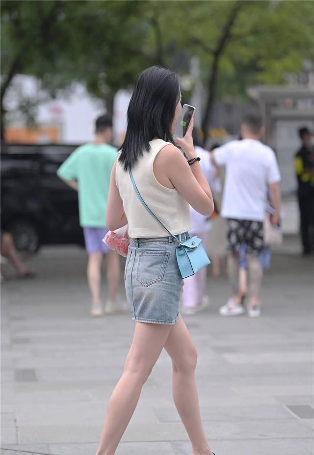 简约|牛仔短裙，夏季清凉穿搭，是很多时尚姑娘喜欢的款式