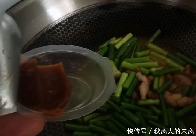 小炒|家常菜“小炒蒜苔”:米饭的最佳搭档,这么做贼好吃!