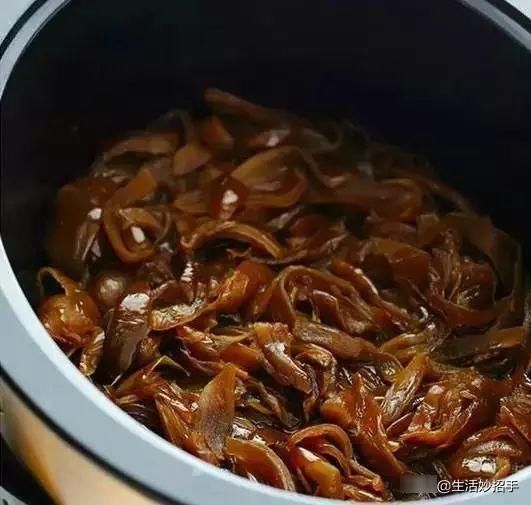 洗衣服时加点这个,连搓一下都不用,衣服立刻干净如新