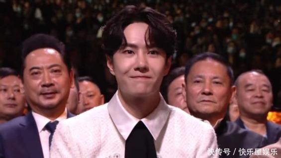 这一|何炅给嘉宾发吃的这一环节好有趣啊,明星们可以光明正大吃东西了