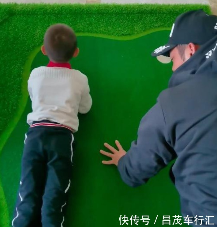 世界冠军|谢杏芳晒林丹父子比拼平板支撑!对儿子要求超严,赞其比爸爸厉害