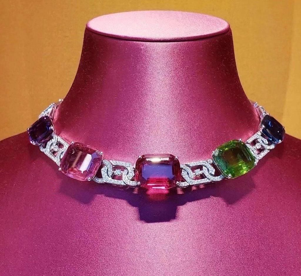 耀眼|奢华的珠宝套链比项链的做工更难,选石更苛刻,成为最耀眼的存在