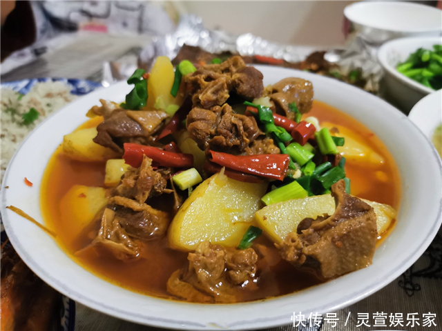 放假家里来客人,媳妇特意做一桌家乡菜招待,上桌后停不下筷子!