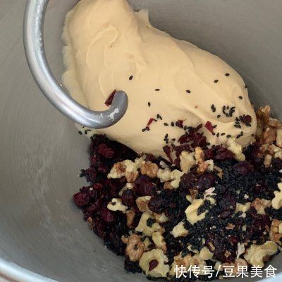 做好黑芝麻核桃蔓越莓软欧,有色有香又有味