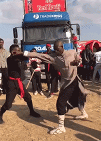 |搞笑动图:没有犁坏的地,只有累死的牛!