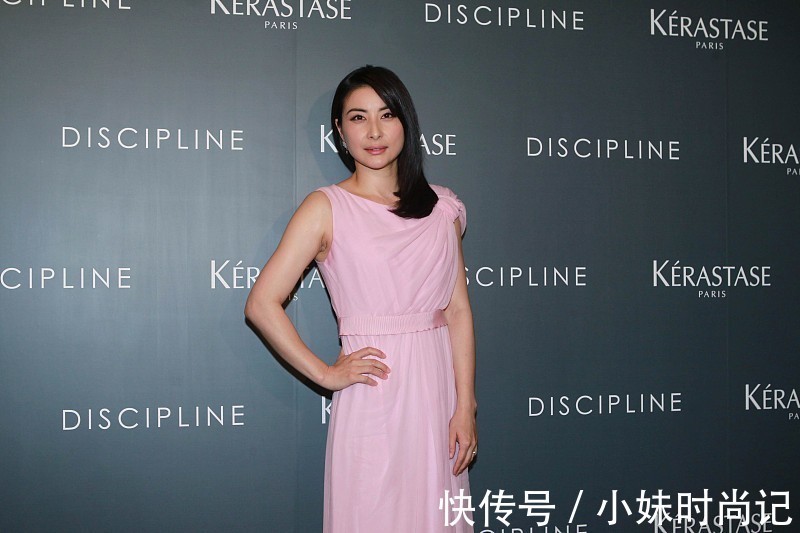 穿搭 郭晶晶穿得太简约,白色垫肩裙装搭配黑裤,看着真没“阔太”架子