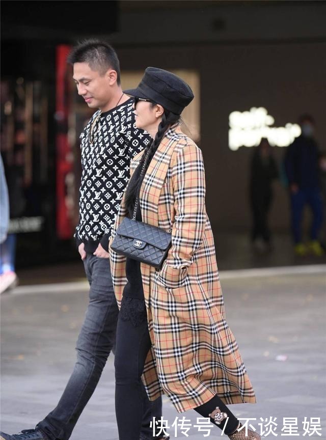  长款|初冬时节的一种保暖穿搭，厚实的长款大衣，简约保暖，还很美