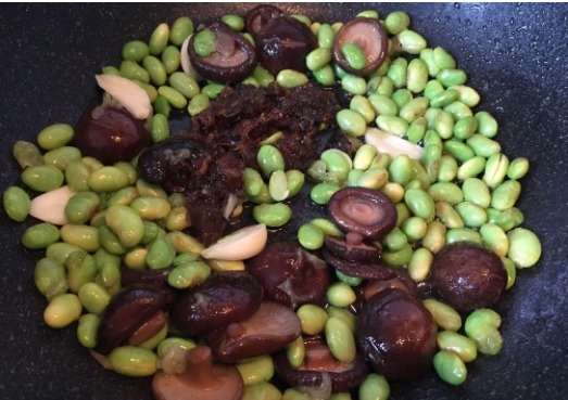  豆腐跟它真是绝配，鲜嫩多汁，花钱不多，比放肉还好吃