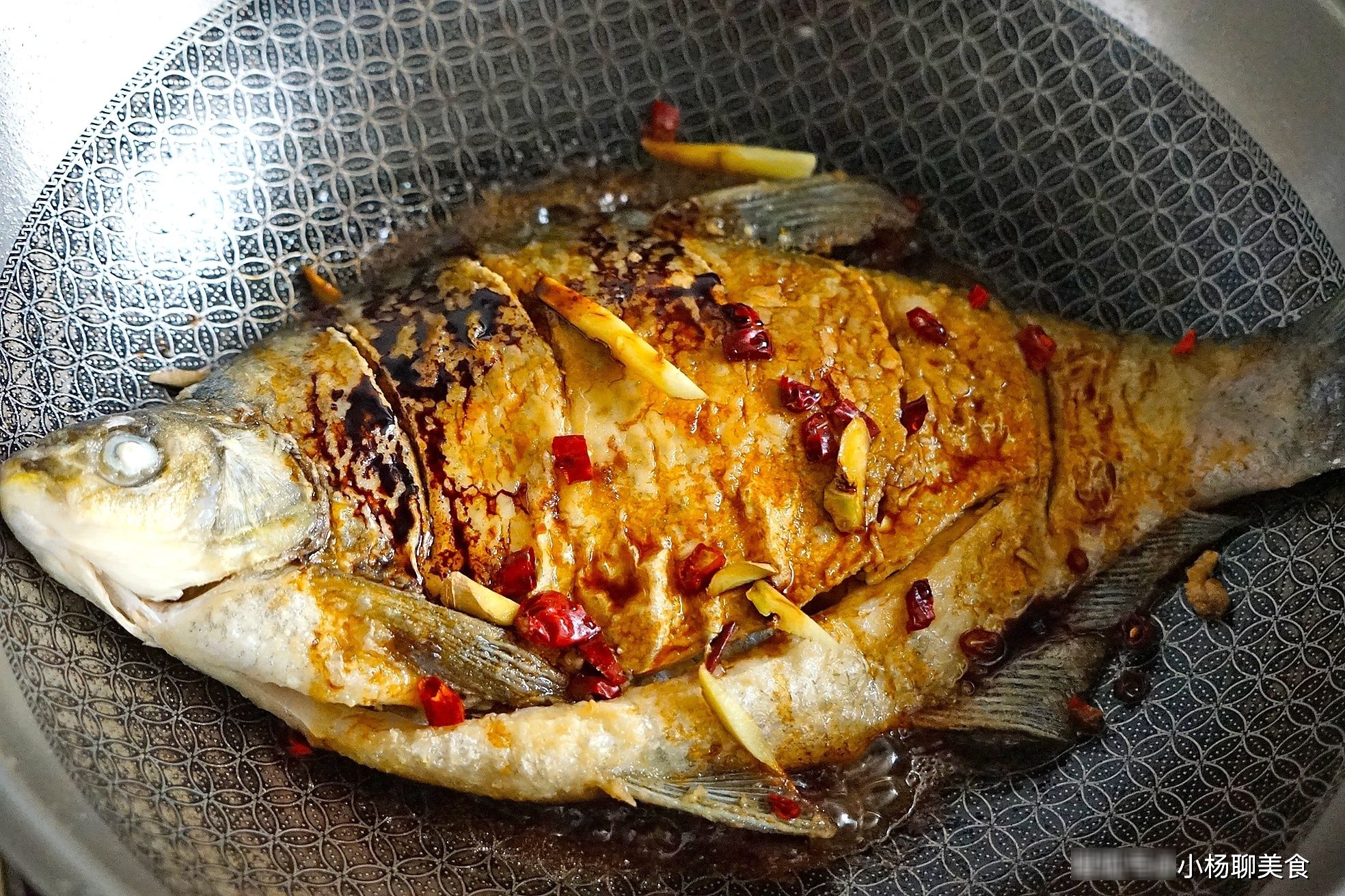 食用盐|无论煎鱼还是煎豆腐，别再直接下锅！只需一招，嫩滑不粘锅还完整