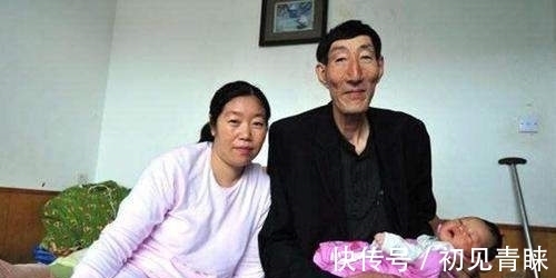 侏儒症|中国巨人鲍喜顺:12年前不顾医生忠告执意生下一子,现在怎样