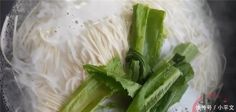 面条这样吃真过瘾，直接往锅里一扔，比牛肉面还香，一顿2盘不够